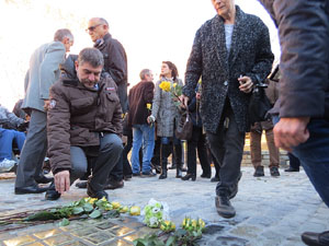 Instal&middot;laci&oacute; de setze llambordes Stolpersteine per recordar els gironins deportats als camps de concentraci&oacut