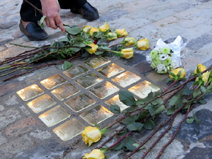 Instal&middot;laci&oacute; de setze llambordes Stolpersteine per recordar els gironins deportats als camps de concentraci&oacut
