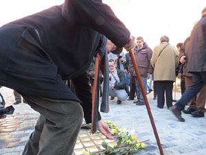 Instal&middot;laci&oacute; de setze llambordes Stolpersteine per recordar els gironins deportats als camps de concentraci&oacut