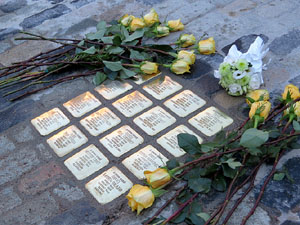 Instal&middot;laci&oacute; de setze llambordes Stolpersteine per recordar els gironins deportats als camps de concentraci&oacut