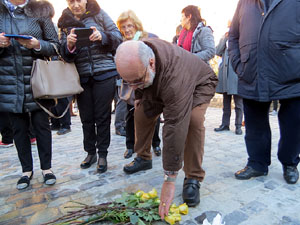 Instal&middot;laci&oacute; de setze llambordes Stolpersteine per recordar els gironins deportats als camps de concentraci&oacut