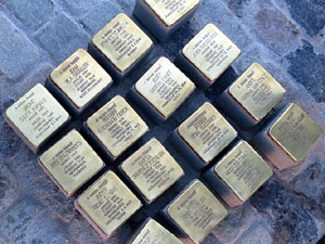 Instal&middot;laci&oacute; de setze llambordes Stolpersteine per recordar els gironins deportats als camps de concentraci&oacut
