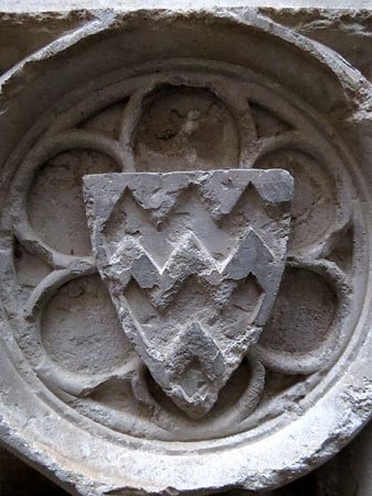 Escut de la fam&iacute;lia Anglesola en un espai funerari a l'exterior dels absis de la Catedral
