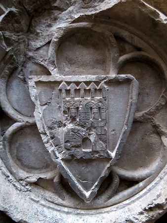 Probable escut de la fam&iacute;lia Mur en un espai funerari a l'exterior dels absis de la Catedral