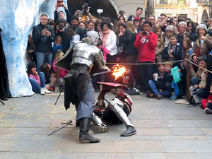 Girona de Gel i Foc. Combats medievals pel grup Drak&ograve;nia. Estrena de la sisena temporada de Joc de Trons a Girona