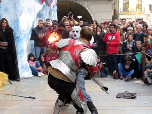 Girona de Gel i Foc. Combats medievals pel grup Drak&ograve;nia. Estrena de la sisena temporada de Joc de Trons a Girona