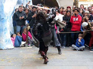 Girona de Gel i Foc. Combats medievals pel grup Drak&ograve;nia. Estrena de la sisena temporada de Joc de Trons a Girona