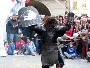 Girona de Gel i Foc. Combats medievals pel grup Drak&ograve;nia. Estrena de la sisena temporada de Joc de Trons a Girona