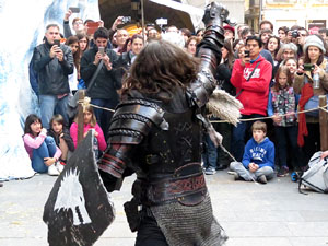 Girona de Gel i Foc. Combats medievals pel grup Drak&ograve;nia. Estrena de la sisena temporada de Joc de Trons a Girona