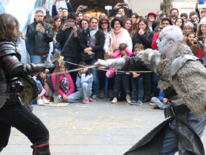 Girona de Gel i Foc. Combats medievals pel grup Drak&ograve;nia. Estrena de la sisena temporada de Joc de Trons a Girona