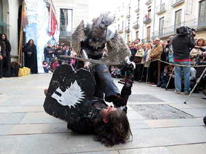 Girona de Gel i Foc. Combats medievals pel grup Drak&ograve;nia. Estrena de la sisena temporada de Joc de Trons a Girona