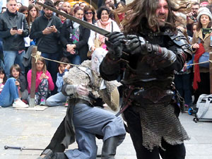 Girona de Gel i Foc. Combats medievals pel grup Drak&ograve;nia. Estrena de la sisena temporada de Joc de Trons a Girona