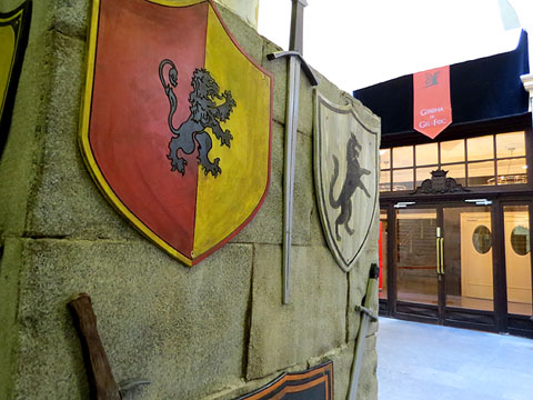 Decoraci&oacute; a l'acc&eacute;s al vest&iacute;bul del Teatre Municipal