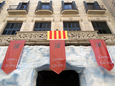 Fa&ccedil;ana de l'Ajuntament decorada amb El Mur