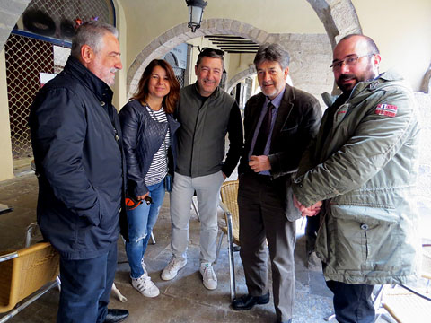 Rafel Nadal, Anna Payer, Joan Roca, Guillem Terribas i Josep Campmajor, davant l'Ajuntament