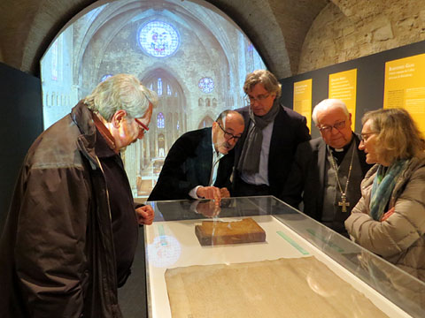 Pere Freixas explicant les peces de l'exposici&oacute;