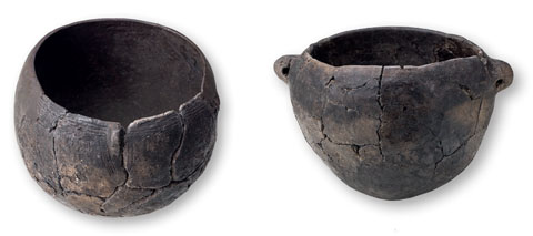 Atuells cer&agrave;mics. Esquerra; Olla amb decoraci&oacute; cardial. Al&ccedil;ada 20 cm, di&agrave;metre 20,2 cm. Dreta: Olla amb nanses per penjar-la. Al&ccedil;ada 20 cm, di&agrave;metre 20,2 cm