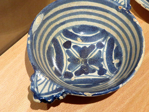 Escudella de cer&agrave;mica blava. Segle XVII