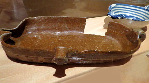 Greixonera vidriada marr&oacute;. Segle XVII