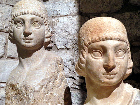 Busts de pedra a l'exposici&oacute;