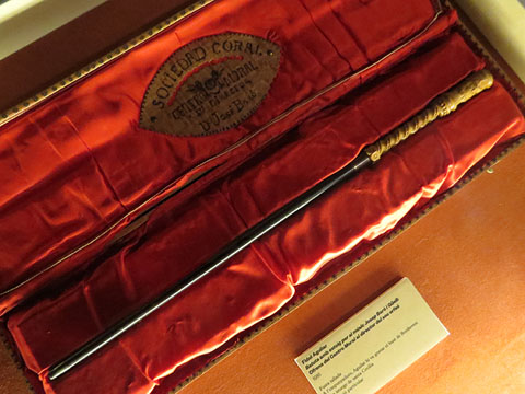 Batuta amb estoig per al m&uacute;sic Josep Bar&oacute; i G&uuml;ell, ofrena del Centro Moral al director del seu orfe&oacute;. 1916