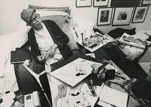 Cugat preparant una exposici&oacute; dels seus dibuixos. 1988