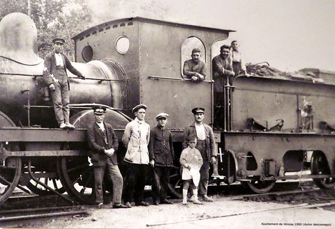 En Josep Feliu, maquinista de la locomotora estacionada a l'estaci&oacute; de Girona, acompanyat d'altres persones. 1931-1932