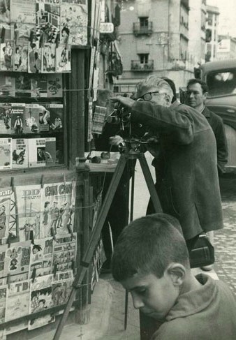Rodatge del film La Bombeta. Antoni Var&eacute;s filmant al costat del quiosc de la Pla&ccedil;a Catalunya. 1965