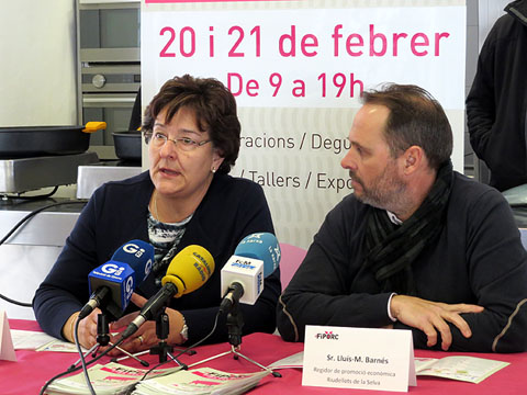 L�alcaldessa de Riudellots de la Selva, Montserrat Roura i el regidor de Promoci&oacute; Econ&ograve;mica, Llu&iacute;s Barn&eacute;s, durant la presentaci&oacute;