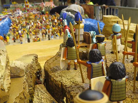 Diorama de la travessa del Mar Roig pels hebreus fugint del fara&oacute;