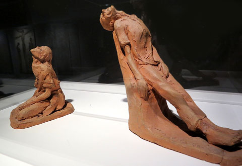 Esquerra: Tes. 1946. Terra cuita. 20 cms d'alt. Dreta: Famolenca. 1946. Terra cuita. 20 cms d'alt