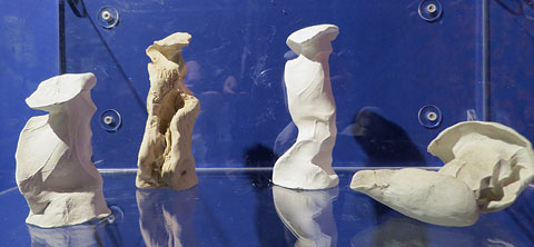 Empremtes m&agrave;. 1974. Pasta de moldejar (4 peces)