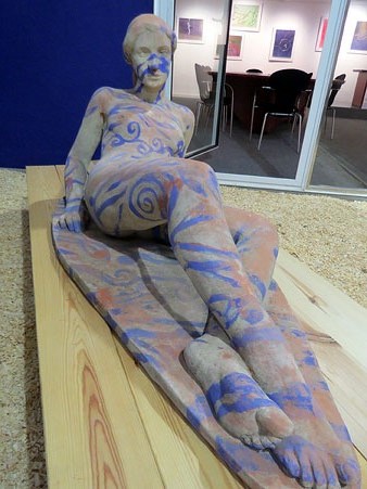 Mediterr&agrave;nia. Reproducci&oacute; pintada per Ignasi Esteve. 1999. Terracuita, 65 x 170 x 60 cm