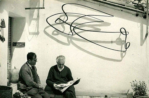 Dom&egrave;nec Fita i Antoni Var&eacute;s al domicili del primer a Montju&iuml;c. 1964