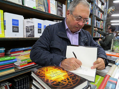 Miquel Fa&ntilde;an&agrave;s signant exemplars de Bonastruc, el jueu, a la Llibreria Geli