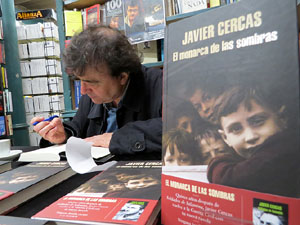 Signatura de llibres de Javier Cercas a la llibreria Geli de Girona