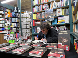 Signatura de llibres de Javier Cercas a la llibreria Geli de Girona