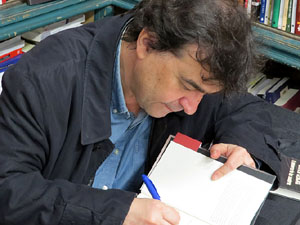 Signatura de llibres de Javier Cercas a la llibreria Geli de Girona