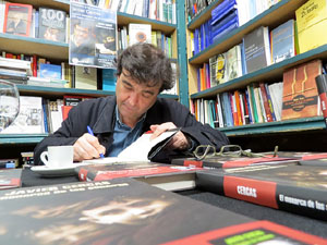 Signatura de llibres de Javier Cercas a la llibreria Geli de Girona