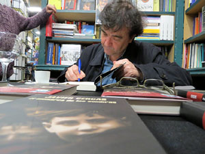 Signatura de llibres de Javier Cercas a la llibreria Geli de Girona