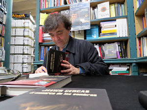 Signatura de llibres de Javier Cercas a la llibreria Geli de Girona