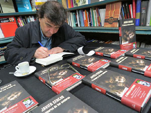 Signatura de llibres de Javier Cercas a la llibreria Geli de Girona