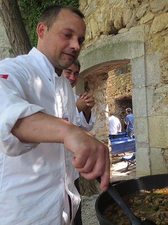 El xef Jaume Vila, del restaurant La Banyeta, preparant l'arr&ograve;s