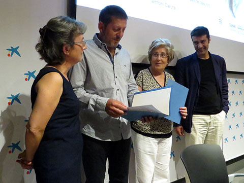 Lliurament de records a Irene Gibert i a Pere Rodeja Gibert, v&iacute;dua i fill de Pere Rodeja Ponsat&iacute;