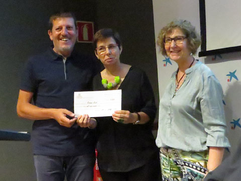 La llibretera premiada Rosana Lluch rep el seu guard&oacute; de mans de Pere Rodeja Gibert
