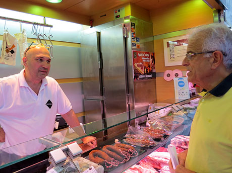 Campanya de recollida d'aliments al Mercat del Lle&oacute;. Presentaci&oacute; pel regidor de Sostenibilitat, Medi Ambient, Participaci&oacute; i Cooperaci&oacute; de l'Ajuntament de Girona Eduard Berloso