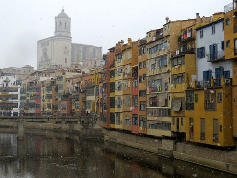 Neu a l'Onyar amb les cases del riu