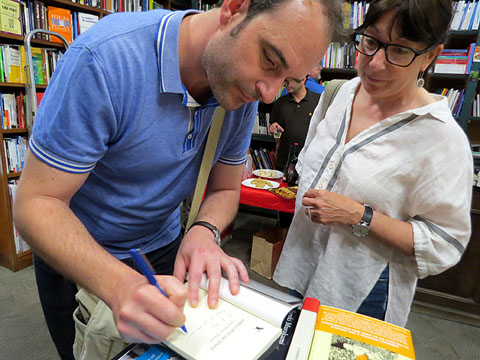 Carles Ribas Blanch&eacute; signant exemplars del seus llibres