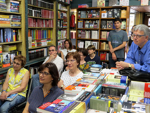 David Pag&egrave;s signant exemplar dels seus llibres