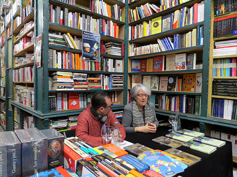 Un moment de la trobada a la Llibreria Geli